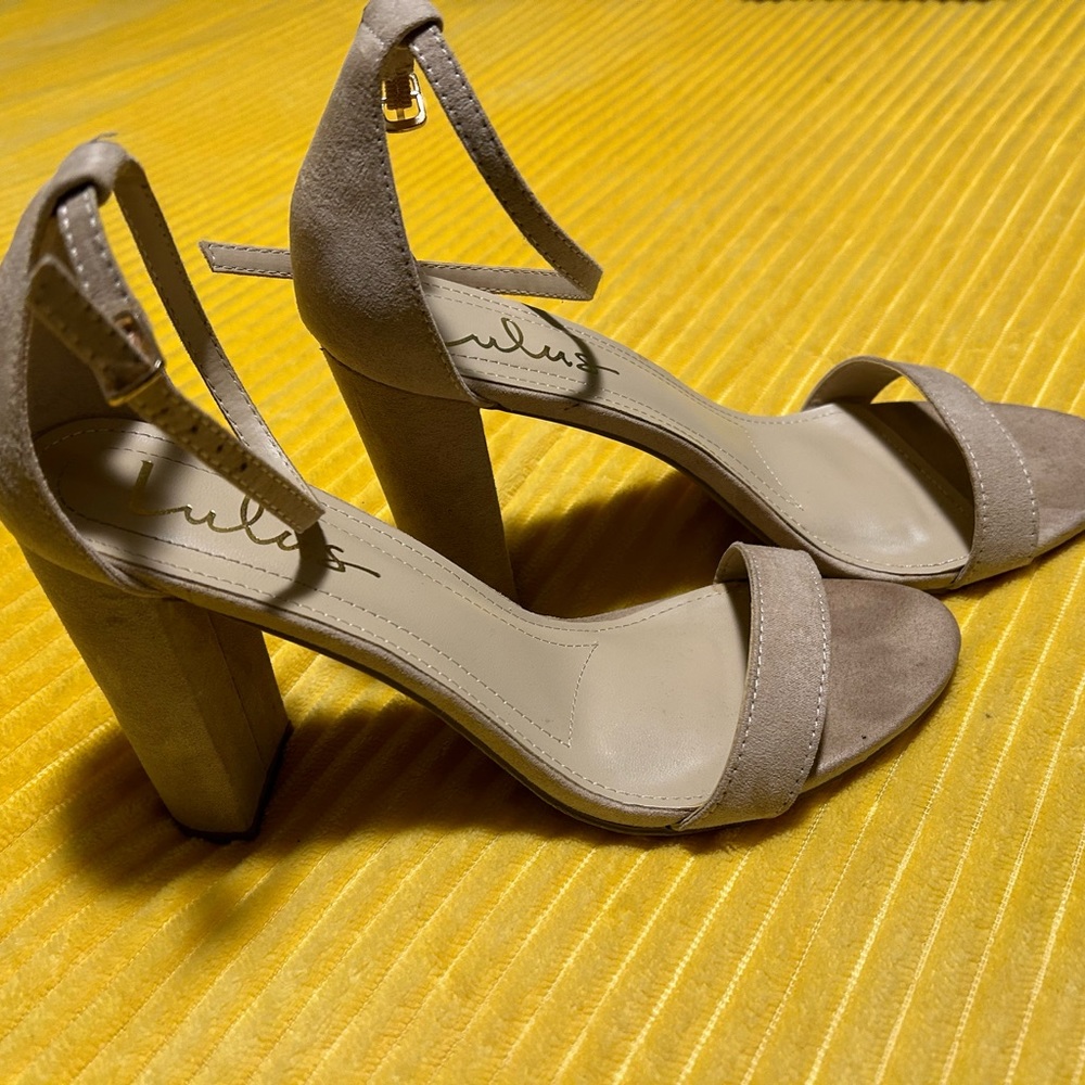 Beautiful barely worn beige LuLus!